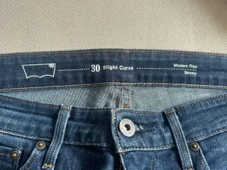 Vaqueros Levis azul marino