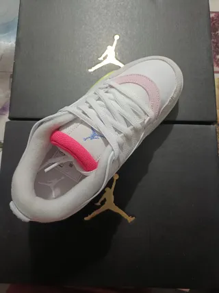 Zapatillas Nike Jordan Blancas y Rosas