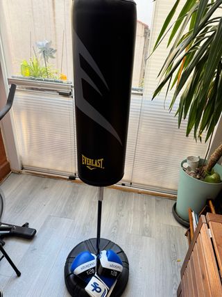 Saco de boxeo Everlast con guantes