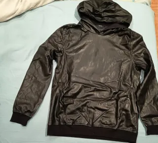 Sudadera negra piel sintética