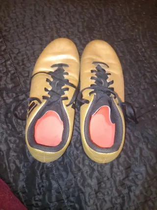 Zapatos de fútbol Adidas dorados y negros