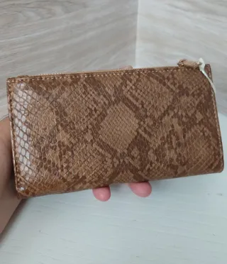 Cartera monedero camel con detalle dorado