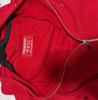 Sudadera con capucha roja