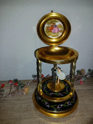 Caja de música antigua con bailarines