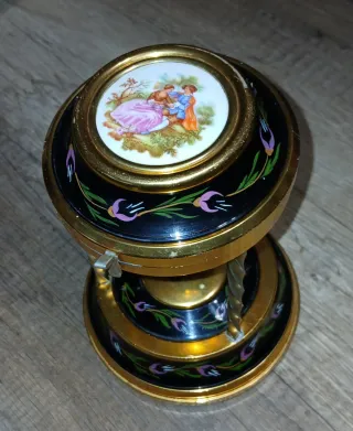 Caja de música antigua con bailarines