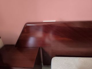 Cabezal de cama de madera color marrón