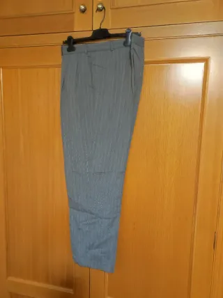 Pantalones de vestir grises con raya diplomática