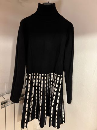 Vestido de punto negro y blanco con etiqueta