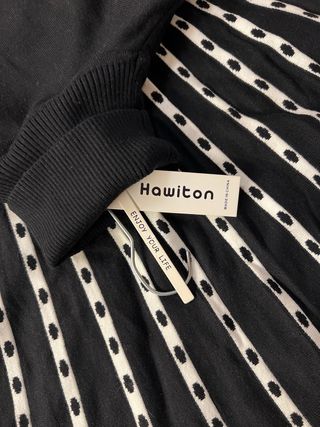 Vestido de punto negro y blanco con etiqueta