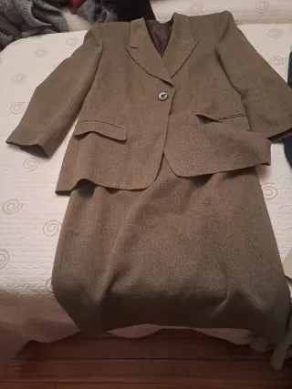 Traje de falda marrón y verde oliva