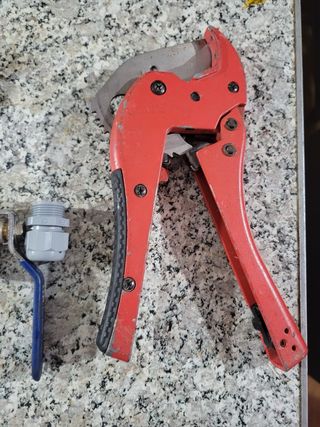Cortatubos y llave de paso