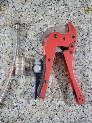 Cortatubos y llave de paso
