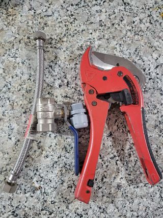 Cortatubos y llave de paso