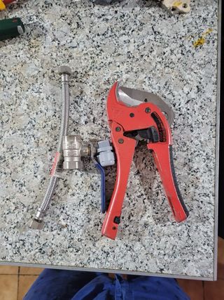 Cortatubos y llave de paso