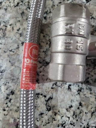 Cortatubos y llave de paso