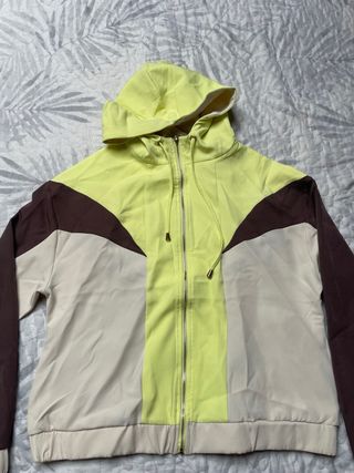 Chaqueta con capucha y cremallera