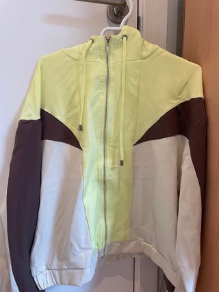 Chaqueta con capucha y cremallera