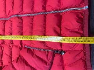 Giubbotto rosso con cappuccio