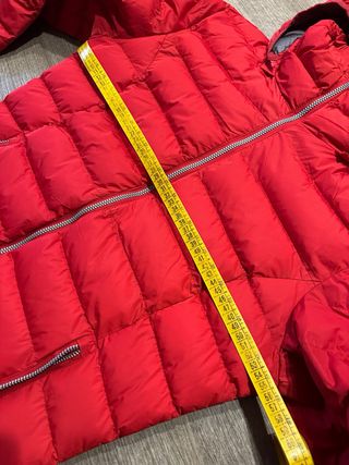 Giubbotto rosso con cappuccio