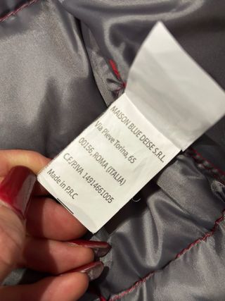 Giubbotto rosso con cappuccio