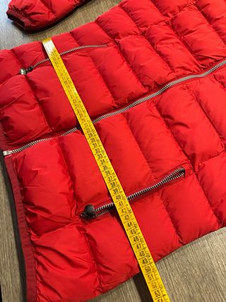 Giubbotto rosso con cappuccio