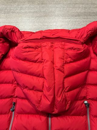 Giubbotto rosso con cappuccio