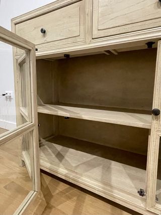 Aparador madera beige con puertas de cristal