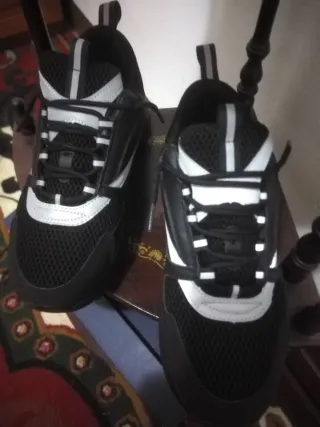 Zapatillas deportivas negras y blancas