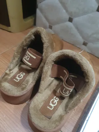 Zapatos UGG Beige y Marrón