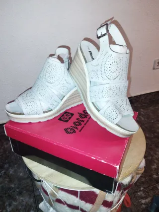 Sandalias cuña caladas grises T.40