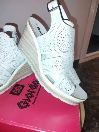 Sandalias cuña caladas grises T.40