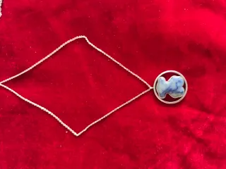 Cadena con colgante azul y plateado