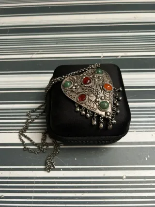 Collar con colgante corazon con piedras baño plata