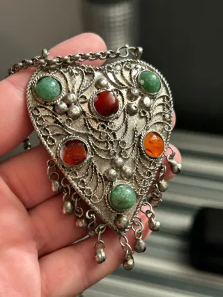 Collar con colgante corazon con piedras baño plata