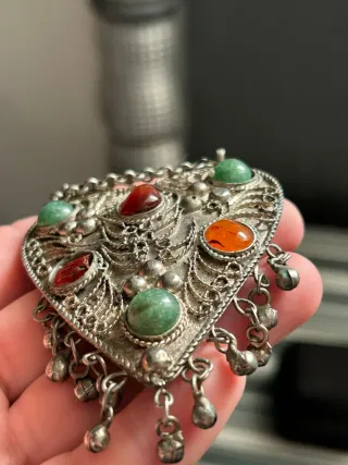 Collar con colgante corazon con piedras baño plata