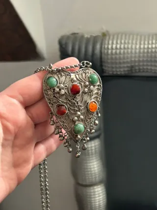 Collar con colgante corazon con piedras baño plata