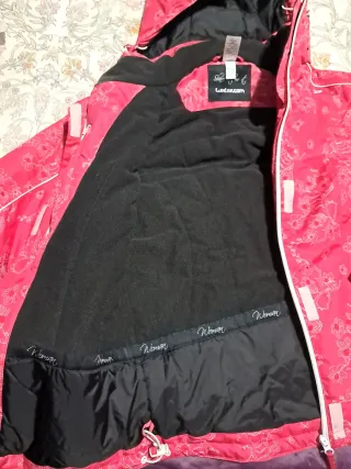 Chaquetón rojo con capucha