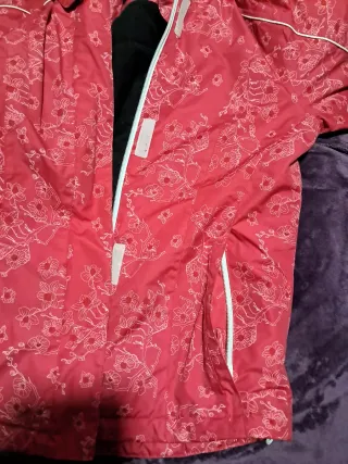 Chaquetón rojo con capucha