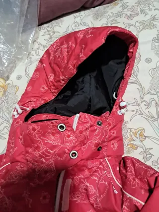 Chaquetón rojo con capucha