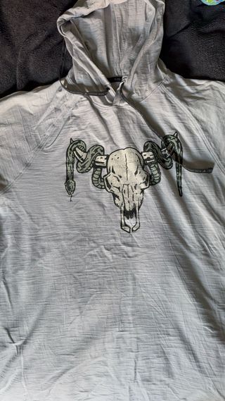 Camiseta Under Armour con calavera y serpiente