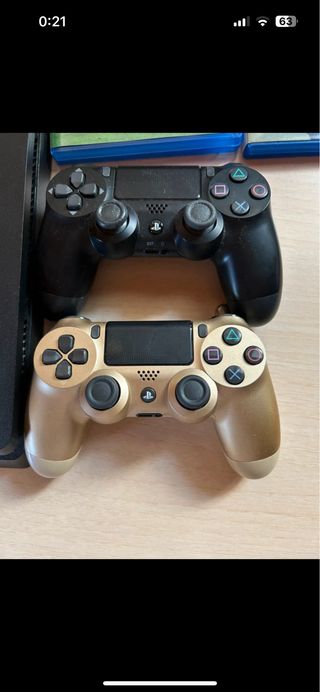 PS4 Slim 1TB + 2 Controller (Nero e Dorato)