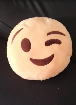 Cojín emoji guiñando ojo