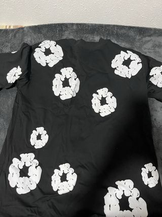 Camiseta negra con estampado blanco