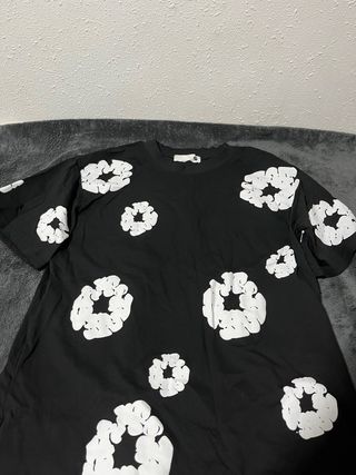 Camiseta negra con estampado blanco