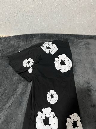 Camiseta negra con estampado blanco