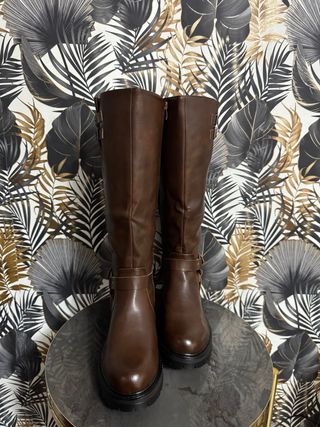 Stivali alti marroni con fibbie