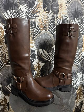 Stivali alti marroni con fibbie