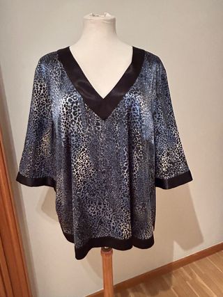 Blusa Animal Print Azul y Negro. de el corte inglé