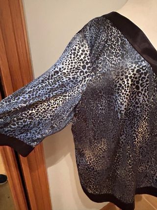 Blusa Animal Print Azul y Negro. de el corte inglé