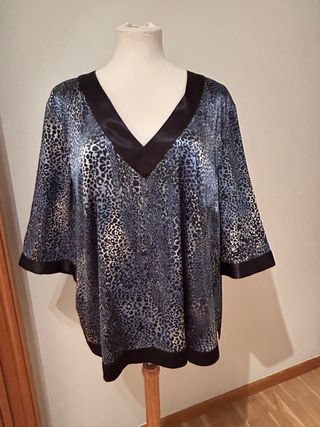 Blusa Animal Print Azul y Negro. de el corte inglé